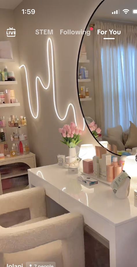 Beauty Room Asthetics, Girly Vanity Aesthetic, Makeup Area In Bedroom Small Spaces, Vanity With Window, Make Up Room Ideas Decor, Adult Apartment Decor, Accessories For Bedroom, Elegant Room Decor, Clean Room Aesthetic