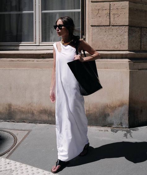 Click through for French-girl outfits that perfectly capture the essence of summer French Girl Summer, French Girl Outfits, Maxi White Dress, Easy Summer Outfit, Dress With Flats, French Women Style, Parisian Women, Girls Maxi Dresses, Simple Summer Outfits