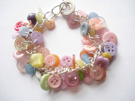 Button charm Bracelet - pastels by NiNEFRUiTSPiE, via Flickr Charm Bracelet Diy, Button Craft, Wrist Accessories, Button Bracelet, Things To Make, Bracelet Diy, Button Jewelry, Funky Jewelry, Button Crafts