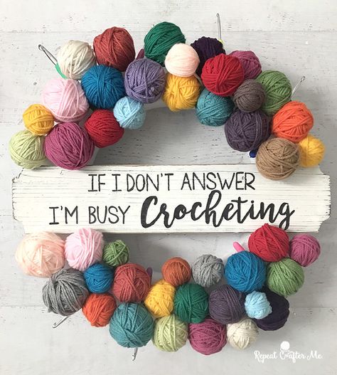 Yarn Ball Wreath - Repeat Crafter Me Yarn Wreaths For Front Door, Yarn Ball Wreath Diy, Sewing Wreath, Yarn Ball Wreath, Crochet Pictures, Crochet Wreaths, Yarn Wreaths, Balls Of Yarn, Repeat Crafter Me