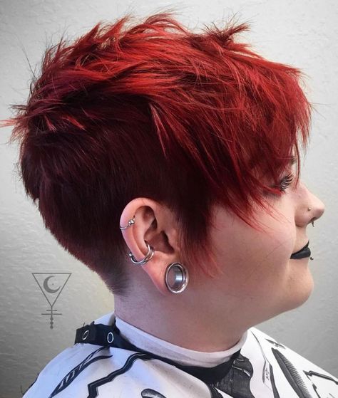 Edgy vörösesbarna Pixie Flattering Hairstyles For Round Faces, Hairstyles For Fat Faces, Undercut Hairstyles Women, Double Menton, Pixie Haircut For Round Faces, Edgy Pixie Haircuts, Short Red Hair, Flattering Hairstyles, Edgy Pixie Cuts