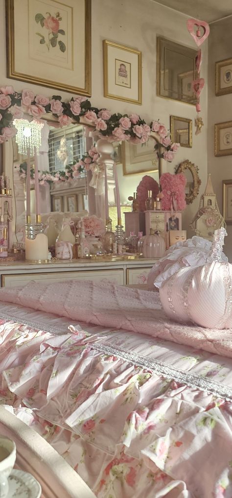 Pink Pastel Room Aesthetic, Pink Flower Room Aesthetic, Room Aethstetic, Pink Victorian Room, Princess Core Room, Pink And Green Aesthetic Bedroom, Flower Room Aesthetic, Romantic House Decor, 50s Bedroom Aesthetic