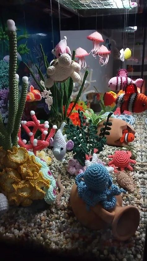 Crochet Patterns & Crochet Tutorials | Italian Artist Created A Stunning 😍 Crocheted Aquarium video📄 in 💬 | Facebook Crochet Aquarium, Crochet Fish, Aquarium Ideas, Crochet Frog, Toys Toys, Textile Fiber Art, Crochet Tutorials, Diy Crochet Projects, Italian Artist