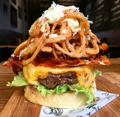 Saturday wake up call. Tag us in your weekend # #EEEEEATS : @golburger by burger National Burger Day, Onion Burger, Crispy Onions, Weird Food, Wake Up Call, Burger Recipes, Wake Up, Sandwiches, Ethnic Recipes