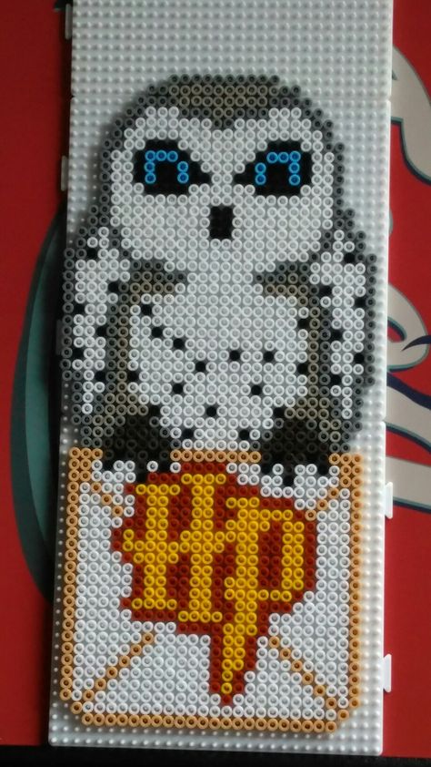 Hedwig and letter Hedwig Perler Bead Pattern, Hama Beads Harry Potter, Parlor Beads, Harry Potter Perler Beads, Harry Potter Activities, Harry Potter Bookmark, Christmas Perler Beads, Harry Potter Owl, Melty Bead Patterns