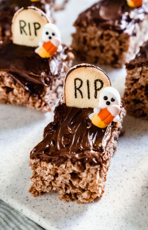 Spook up your Halloween treats this year with these 100% edible and easy to make Chocolate Rice Krispie Graveyard Treats. #ricekrispietreats #halloweenrecipes #desserts #halloweenideas Themed Rice Krispie Treats, Mini Graveyard, Halloween Rice Crispy Treats, Halloween Rice Krispies, Halloween Themed Desserts, Halloween Rice Krispie Treats, Chocolate Rice Krispies, Chocolate Rice Krispie Treats, Easy Halloween Snacks