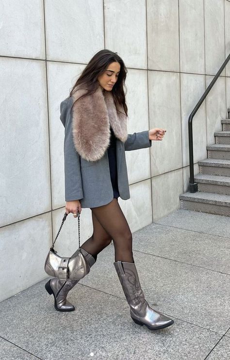 instagram: karenxgs Grey Booties Outfit, Metallic Boots Outfit, Cowboy Boots Outfit Winter, Outfit Botas, Cowgirl Boots Outfit, Winter Boots Outfits, Silver Boots, Metallic Boots, Booties Outfit