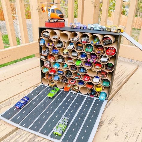 Diy Toy Car Garage, Diy Toy Car, Diy Toys Car, Toy Car Garage, Cardboard Car, Car Activities, Hot Wheels Garage, Toy Garage, Cardboard Toys