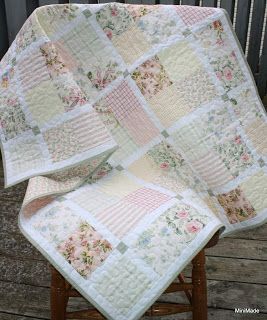 Rose Patchwork, Shabby Chic Quilts, Low Volume Quilt, Vintage Quilts Patterns, Chic Quilts, Patchwork Baby, Baby Quilt Patterns, Childrens Quilts, Pretty Quilt