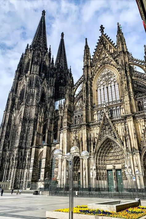 Explore with us one of the largest Gothic churches in Europe and a UNESCO World Heritage site Gothic Castle, Gothic Cathedral, Germany Castles, Gothic Church, Church Architecture, Old Church, Gothic Architecture, Modern City, Reference Photos