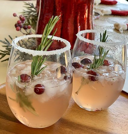 Bourbon Fizz, Pomegranate Kombucha, Christmas Drinks Alcohol Recipes, Christmas Drinks Alcohol, Wine Spritzer, Festive Drinks, Cranberry Recipes, Cranberry Orange, Christmas Cocktails