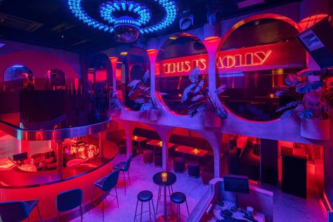 Surprising and Futuristic Club in China – Fubiz Media Urban Poetry, Sea Sculpture, Wes Anderson Movies, Nightclub Design, Dj System, Commercial Street, Geometric Lighting, Bars And Clubs, Outdoor Sauna