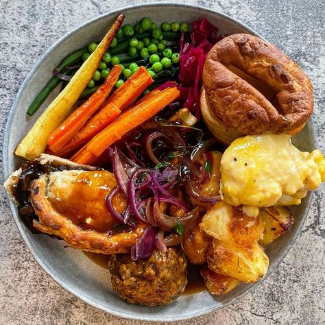 Autumn Dinner Aesthetic, British Roast Dinner, English Roast, Sunday Roast Dinner, Roast Dinners, Nice Food, Comfort Food Recipes Dinners, Roast Dinner, Sunday Roast