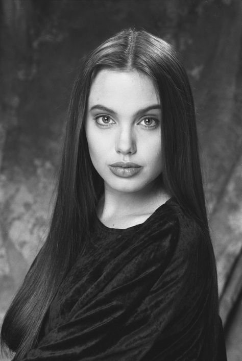 Angelina Jolie's yearbook picture. This was her in high school. Angelina Jolie Young, Angelina Jolie 90s, Brad And Angelina, Angelina Jolie Photos, Jolie Pitt, Girl Interrupted, Young Celebrities, Yearbook Photos, Lara Croft