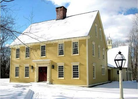 My future home.... Colonial House Exterior Colors Schemes, Yellow Colonial House Exterior, New England Colonial House, Old New England Homes, New England Style Homes, England Houses, Colonial Home Decor, New England Colonial, Colonial House Exteriors