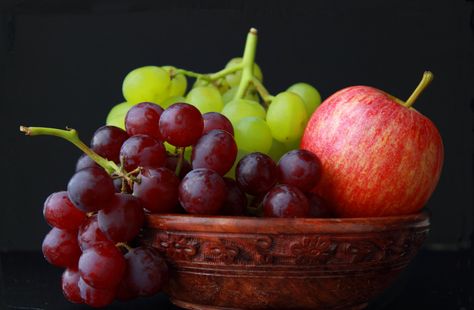 Fruit Bowl Reference Photo, Fruit Bowl Reference, Fruit Bowl Drawing, Fruit Bowl Display, Dark Food Photography, Fruit Photography, Still Life Photos, Fruit Painting, Green Grapes