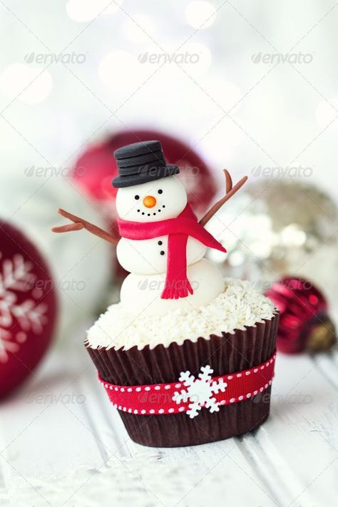 Pretty Cupcakes Designs, Holiday Cakes Christmas, Christmas Cupcake Cake, Coconut Cupcake, Education Tattoos, Cakes Christmas, Celebrities Quotes, Christmas Themed Cake, Snowman Cupcakes