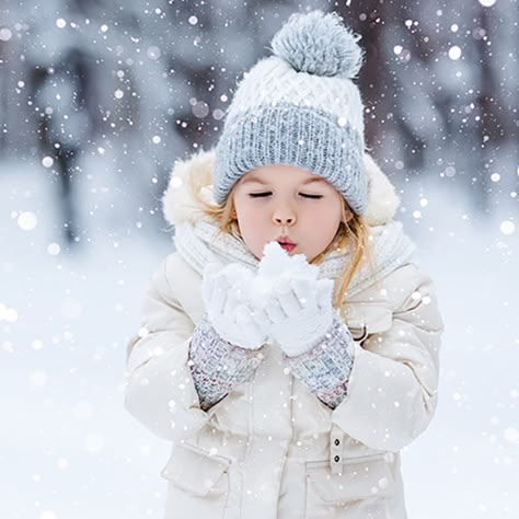 Snow Family Pictures, Outdoor Senior Photography, Winter Family Photoshoot, Snow Photoshoot, Toddler Photoshoot, Warm Hats, Kids Winter Outfits, Baby Art Projects, Winter Portraits