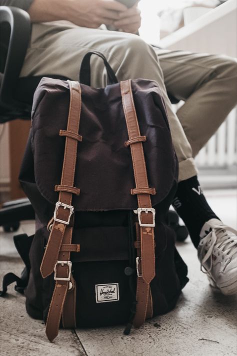 Mens Backpack Aesthetic, Herschel Backpack Men, Office Backpack For Men, Backpack Aesthetic Men, Men’s Backpack, Backpack Outfit Men, Herschel Backpack Outfit, Herschel Backpack Aesthetic, Guys Backpack