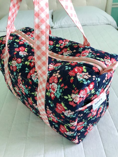 Diy Quilted Duffle Bag, Duffle Bag Sewing Pattern Free, Quilted Duffle Bag Pattern Free, Quilted Bag Sewing Pattern, Diy Duffle Bag Pattern Free, Byannie Patterns, Overnight Bag Pattern, Duffle Bag Tutorial, Byannie Bags