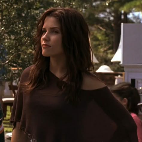 Brooke Davis Outfits One Tree Hill, Sophia Bush 2000s, Brooke Davis Hair, Brooke Davis Outfits, Brook Davis, One Tree Hill Brooke, 2000 Aesthetic, Grey's Anatomy Doctors, Good Girl Gone Bad