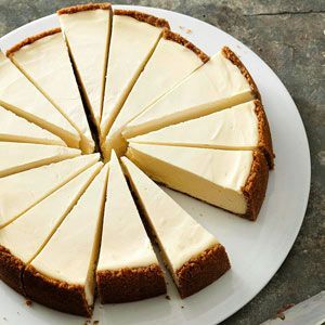 Classic New York-Style Cheesecake From Better Homes and Gardens, ideas and improvement projects for your home and garden plus recipes and entertaining ideas. Coconut Dessert, New York Style Cheesecake, Homemade Cheesecake, Brownie Desserts, New York Cheesecake, Munnar, Classic Cake, Food Cakes, Cakepops