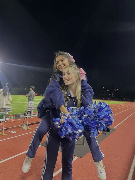 Sideline Cheer Aesthetic, Cute Cheer Poses, Cheer Pics Aesthetic, Aesthetic Cheer Pictures, Cheer Inspo Pics, Exchange Year Usa, High School Cheerleader Aesthetic, Highschool Cheer Aesthetic, Cute Cheer Pics With Friends