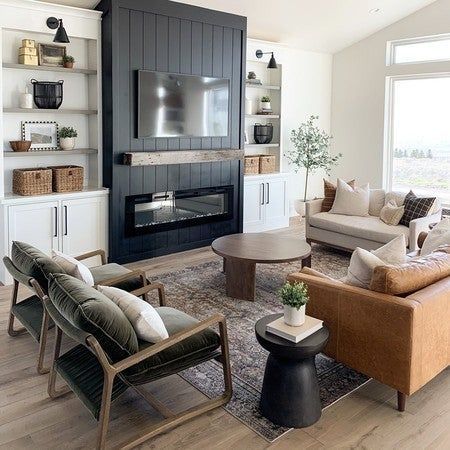 Ruang Tv, Tv Fal, Built In Shelves Living Room, Home Fireplace, Living Room Remodel, Chic Bedroom, Room Remodeling, Living Room Inspo, Fireplace Design