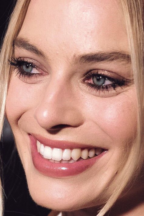 Margot Robbie Makeup, Margot Robbie Red Carpet, Celebrity Teeth, Perfect Smile Teeth, Pretty Teeth, Margot Robbie Harley Quinn, Margot Robbie Harley, Beautiful Teeth, Perfect Teeth