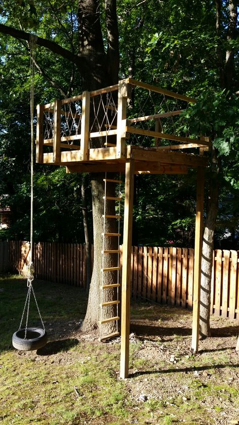 Tree House One Tree, Treehouse Diy Plans Simple, Tree House On A Budget, Climbing Frame Ideas, Simple Tree Fort Easy Diy, Tree House From Pallets, Pallet Wood Tree House, Easy Tree House Ideas, Tree House Out Of Pallets