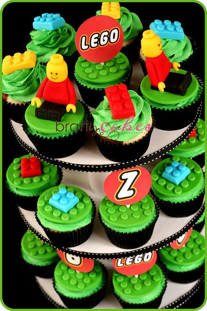 Lego Cupcake Tower by Natty-Cakes (Natalie), via Flickr (the little fondant circles are cut out with a round piping tip) Lego Torte, Lego Cupcakes, Friends Lego, Eat Cupcakes, Cupcakes Decorados, Lego Cake, Lego Birthday Party, Cupcake Tower, Lego Birthday