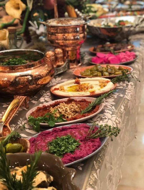 Dinner Party Middle Eastern, Middle Eastern Catering, Lebanese Christmas Dinner, Food Set Up, Catering Food Displays, Indian Dinner, Amazing Food Decoration, Party Food Buffet, Party Food Platters