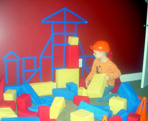 Use painters tape to outline the shape of blocks on the wall for an easy blue print/ block matching activity. Block Center Preschool, Preschool Building, Preschool Construction, Activity Kindergarten, Blocks Preschool, Construction Play, Block Center, Dramatic Play Preschool, Block Area