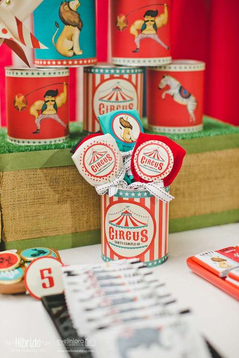 Retro Circus Party, Vintage Birthday Party Ideas, Circus Centerpieces, Dumbo Birthday, Vintage Birthday Party, Retro Circus, Circus Vintage, Carnival Birthday Party Theme, Vintage Birthday Parties