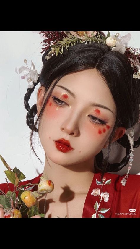 Cny Make Up, Chinese Red Makeup, Geisha Makeup Modern, Gumiho Aesthetic, Traditional Japanese Makeup, Ancient Chinese Makeup, Kitsune Makeup, Lunar New Year Makeup, Chinese Traditional Makeup