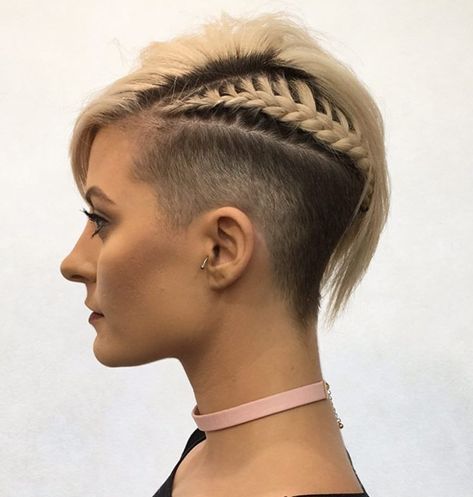 Short Undercut Hairstyle With A Braid Undercut Hairstyles Women, Short Shaved Hairstyles, Short Hair Undercut, Short Braids, Short Hair Tutorial, Popular Haircuts, Penteado Cabelo Curto, Edgy Chic, Undercut Hairstyles