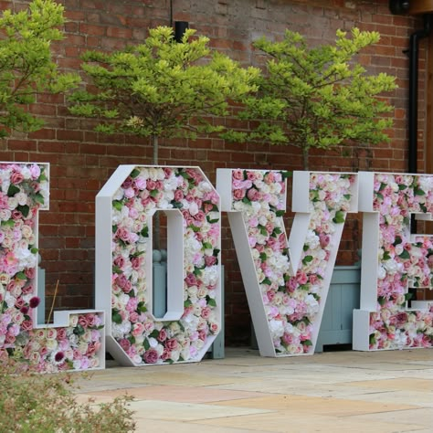 Floral Marquee Letters, Flower Wall Backdrop Ideas, Hanging Garden Ideas, Garden Flower Pots, Rustic Wedding Backdrops, Decorations On A Budget, Pots Garden, Photo Backdrop Wedding, Wedding Decorations On A Budget