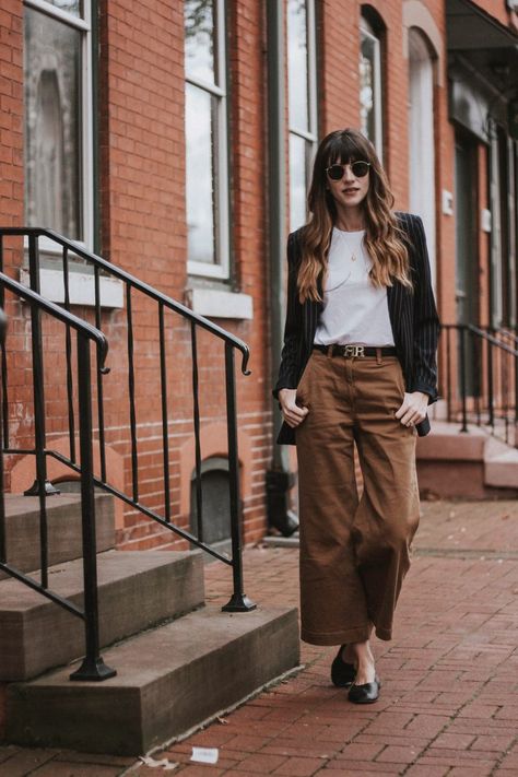 Brown Wide Leg Crop Pants Outfit, Brown Straight Leg Pants Outfit, Wide Crop Pants Outfit, Brown Wide Leg Jeans Outfit, Tan Wide Leg Pants Outfit, Barrel Pants Outfit, Wide Leg Crop Pants Outfit, Wide Leg Cropped Pants Outfit, Brown Wide Leg Pants Outfit