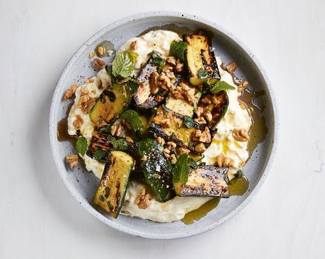 Marinated zucchini with walnuts and stracciatella Marinated Zucchini, Stracciatella Salad, Stracciatella Recipe, Vegan Scarpaccia Zucchini Tart, Easy Veg Recipes, Smitten Kitchen Zucchini, Zucchine Marinate Crude, Fresh Mozzarella, Greens Recipe