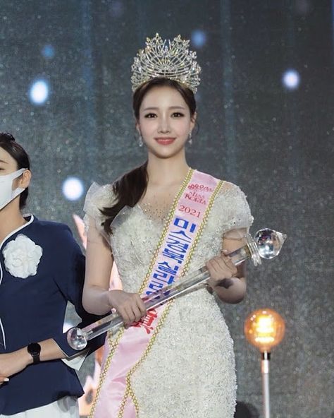 Miss International Korea 2022 is Kim Su-jin Miss Korea 2022, Riverside Hotel, Queen Of The South, Modern Dresses, Miss Korea, Miss Usa, Gala Dinner, Miss World, Confident Woman