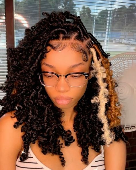 HAIRBYWAAVYK LLC 💜(19 Yrs Old) on Instagram: “Butterfly locs 🥰😍😍😍😍😍🔥🔥🔥 CLICK THE LINK IN MY BIO TO BOOK 🤍 #atlantahairstylist #atlantabraider #atlbraids #miamibraidstylist…” Cabello Afro Natural, Twisted Hair, Birthday Hairstyles, Faux Locs Hairstyles, Box Braids Hairstyles For Black Women, Cute Braided Hairstyles, Braids Hairstyles Pictures, Cute Box Braids Hairstyles, Quick Braided Hairstyles