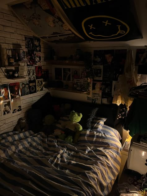 room inspo, posters, band posters, downtown room, lights, plants Bedroom Emo Aesthetic, Cozy Grunge Bedroom, Punk Room Ideas, Punk Bedroom Aesthetic, Downtown Room, Emo Bedroom, Emo Room, Grunge Bedroom, Chill Room