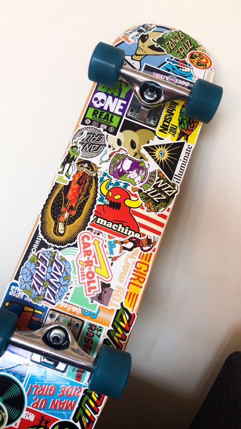 Skate Board Stickers Aesthetic, Stickers On Skateboard, Skateboard With Stickers, Skateboard Stickers Aesthetic, Skateboarding Tricks, Skateboard Aesthetic, Skateboard Deck Art, Real Skateboards, Skate And Destroy