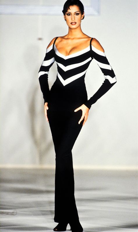 Yasmeen Ghauri / Herve Leger Runway Show F/W 1993 Herve Leger 90s, Yasmeen Ghauri 90s, Yasmeen Ghauri, 90s Runway Fashion, 90s Supermodels, 80s And 90s Fashion, 90s Fashion Outfits, Elegante Casual, Vintage Couture