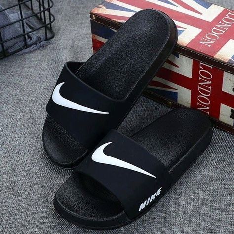 Black Slippers Outfit, Nike Slippers Women, White Nike Outfit, Nike Sandals Women, Slippers Nike, Couple Slippers, Nike Slippers, Slippers Outfit, Outfit Nike