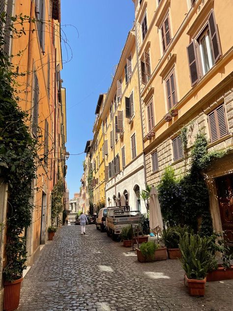 Rome At Night, Rome Streets, Mediterranean Aesthetic, Moving To Italy, Italy Street, Italian Life, Living In Italy, Southern Europe, City Vibe