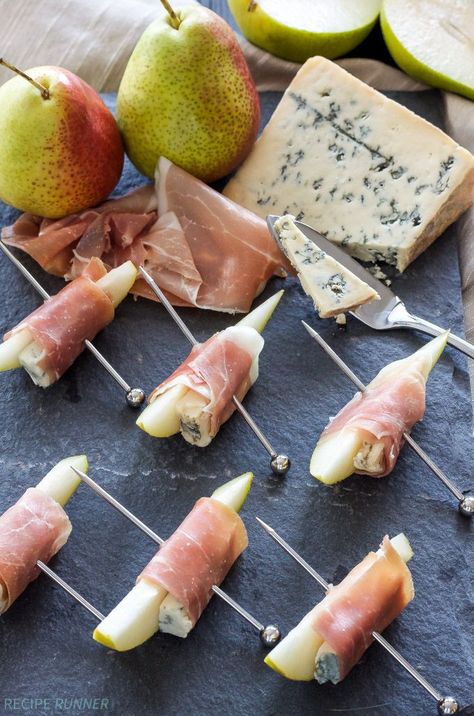 Prosciutto Wrapped Pears, Pears With Blue Cheese, Fall Party Appetizers, Blue Cheese Recipes, Prosciutto Wrapped, Easy To Make Appetizers, Fall Appetizers, Elegant Appetizers, Thanksgiving Cooking