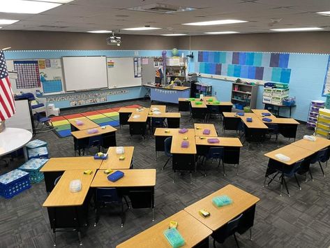 Student Desks Arrangement, Classroom Seating Arrangements Desks, Classroom Desk Arrangement, Classroom Seating Arrangements, Desk Arrangements, Flexible Seating Classroom, Middle School Science Classroom, 21st Century Classroom, Classroom Desk