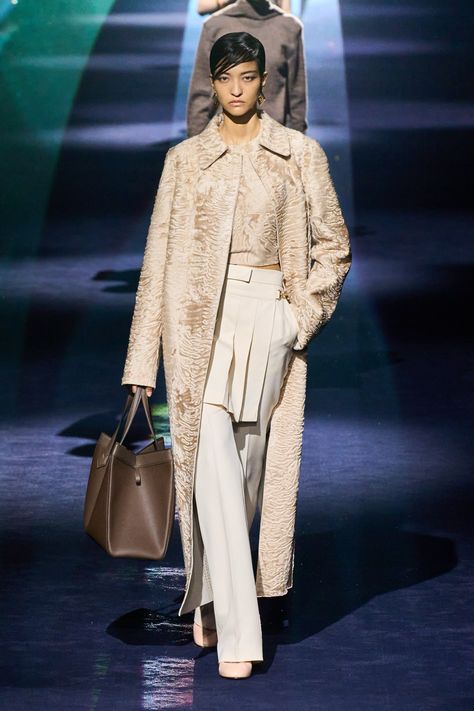 Fendi Fall 2023 Ready-to-Wear https://www.vogue.com/fashion-shows/fall-2023-ready-to-wear/fendi/slideshow/collection#28 Fall 2023 Ready To Wear, Runway Magazine, 2023 Ready To Wear, Milano Fashion Week, Estilo Chic, Marchesa, Winter 2023, Fall 2023, Mode Inspiration