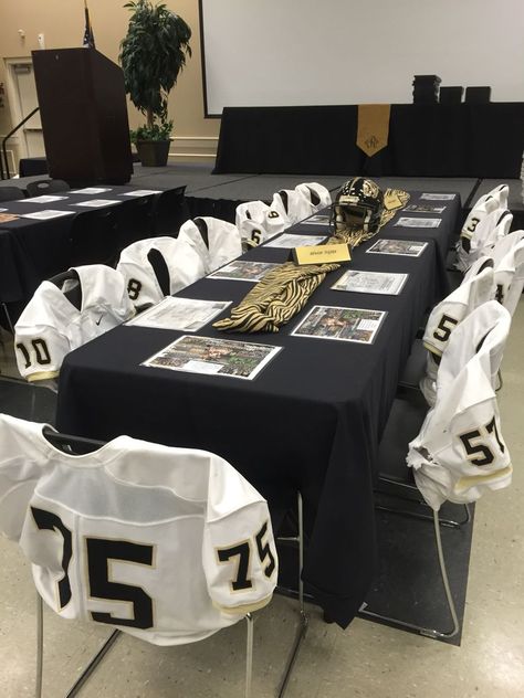 Homecoming Arches Football, Football Sports Banquet, Football Senior Banquet Ideas, Homecoming Football Game Decorations, Varsity Football Banquet, Senior Night Gifts Football Boyfriend, Senior Football Table Ideas, Football Team Party Ideas, Senior Banquet Table Ideas